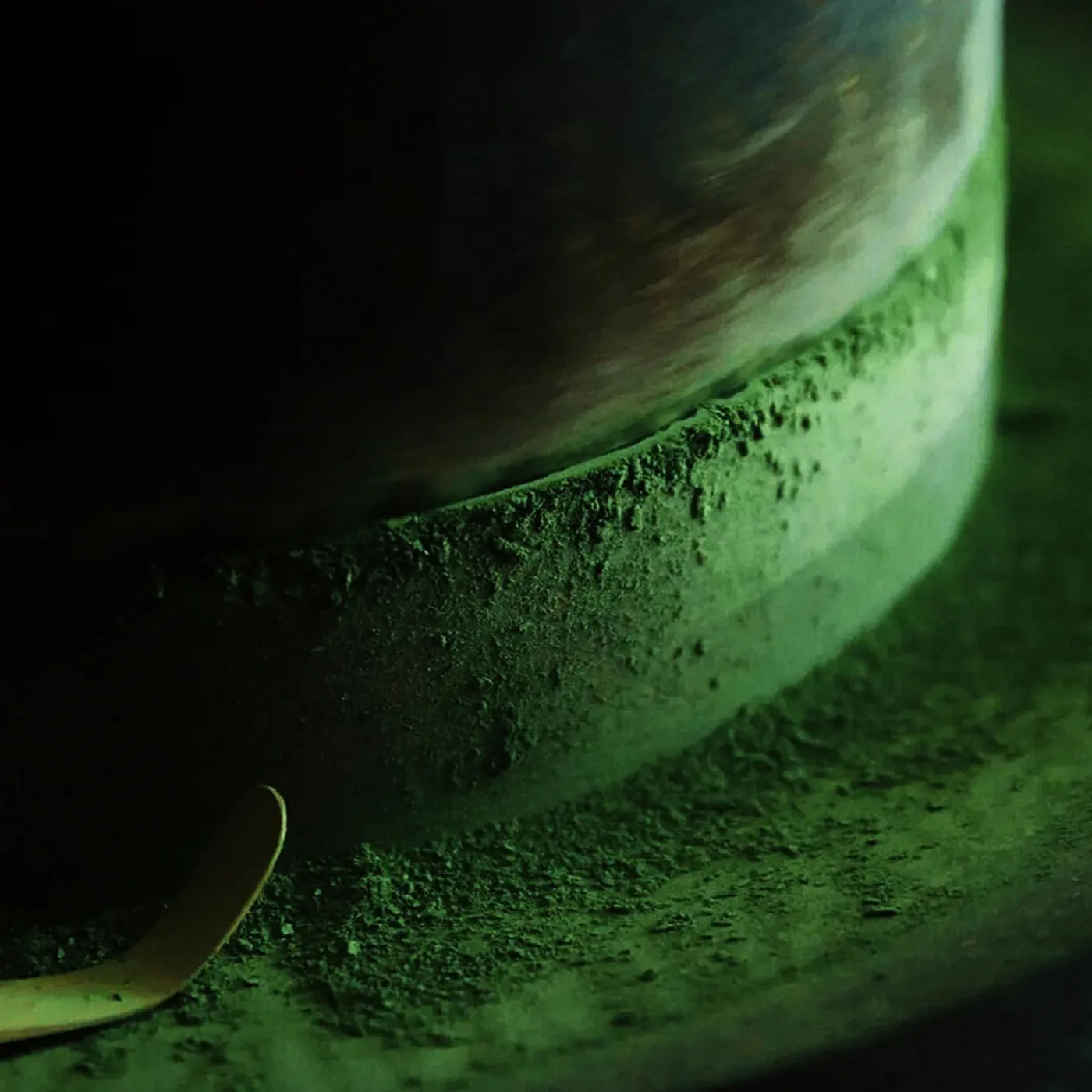Traditional stone mill grinding ceremonial-grade matcha into ultra-fine 3000-mesh powder under low-speed, low-temperature conditions.